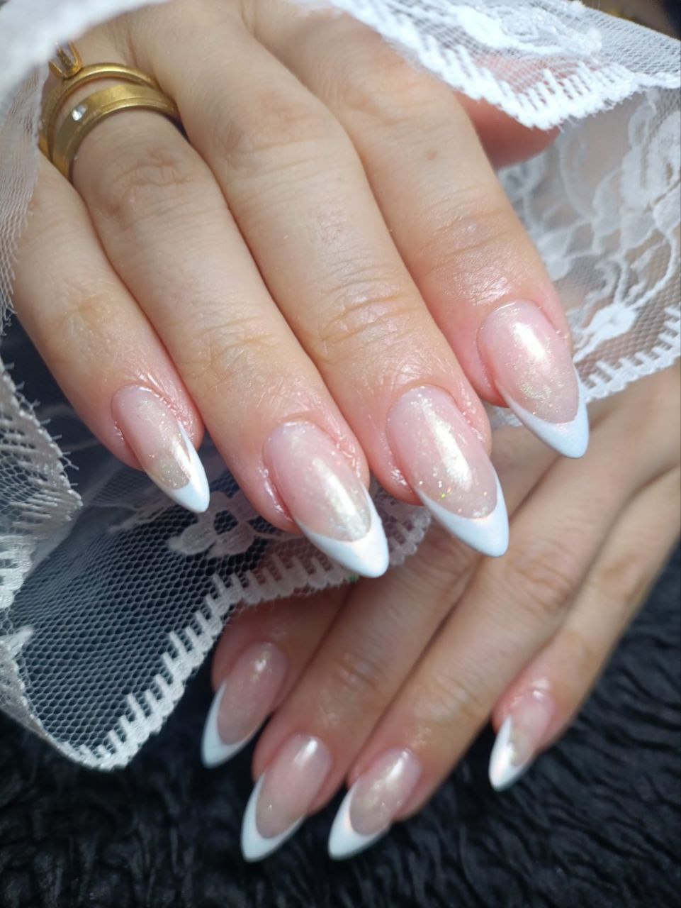 Unhas com francesinha branca elegante em formato amendoado